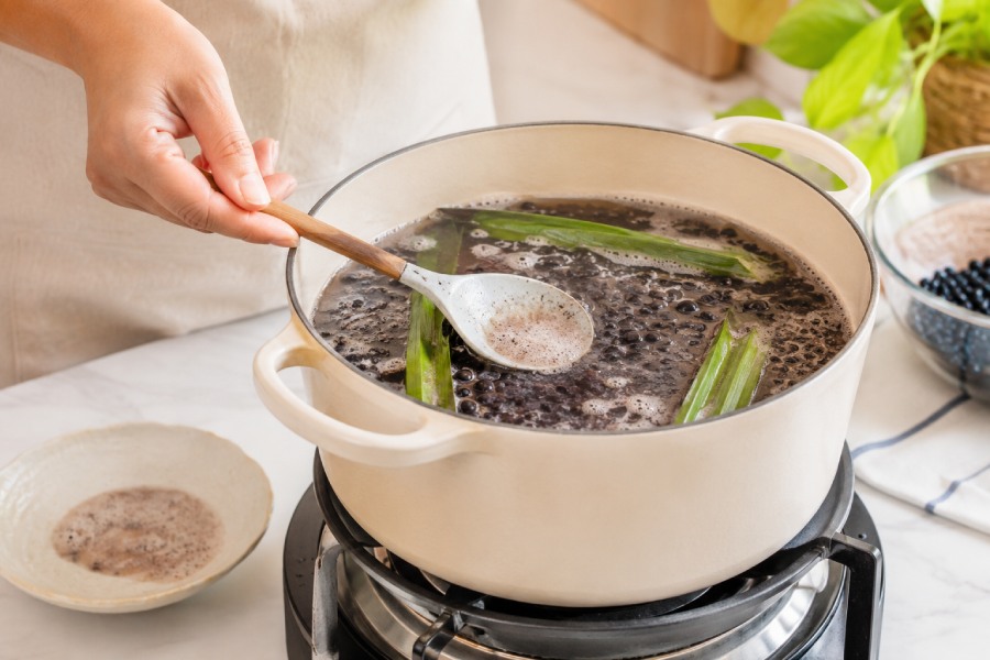 Đậu đen được nấu cùng lá dứa đến khi chín mềm, dậy mùi thơm nhẹ. Ảnh: Thùy Linh