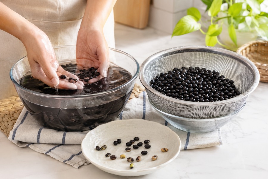 Đậu đen được ngâm mềm, vo sạch trước khi nấu để nhanh chín và bùi hơn. Ảnh: Thùy Linh