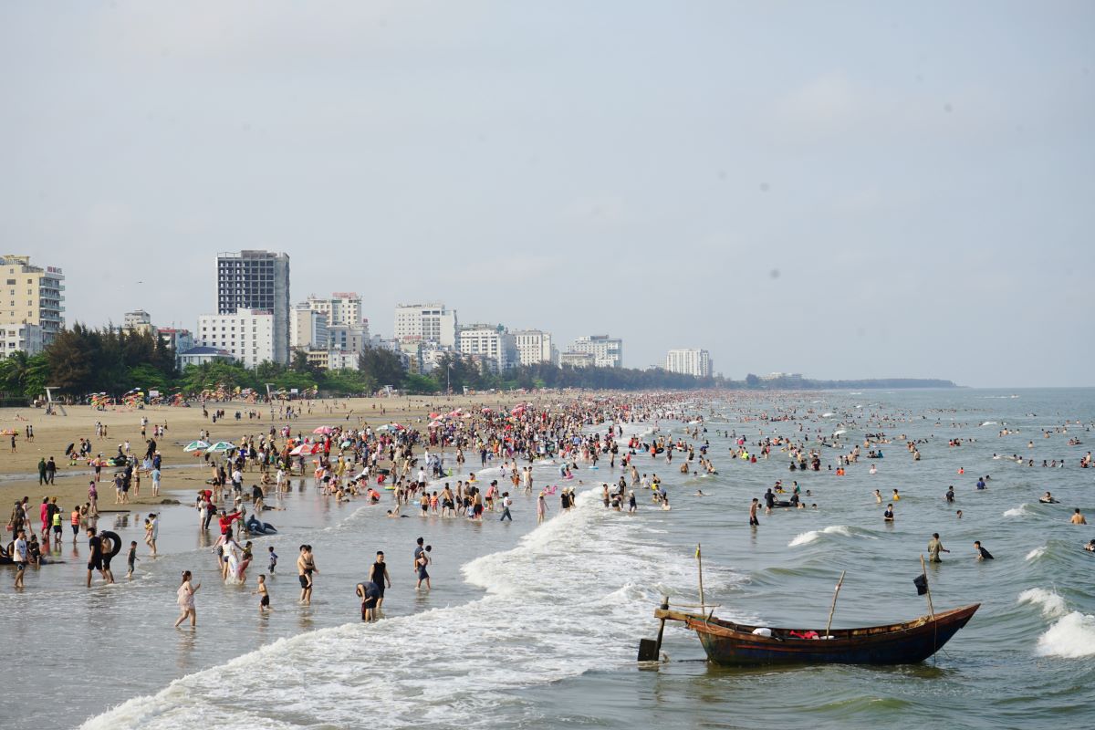 Bãi biển Sầm Sơn là một trong những điểm đến du lịch hot nhất mùa hè tại Thanh Hóa. Ảnh: Quách Du 