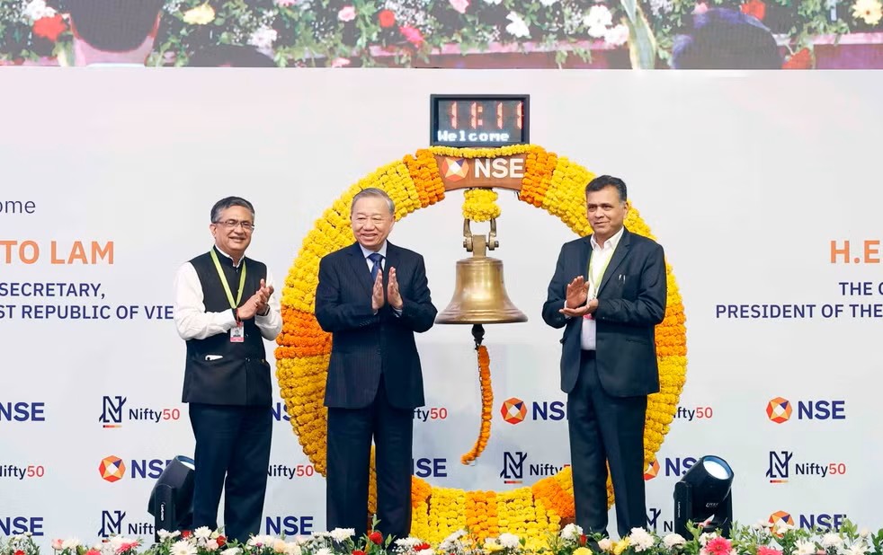 General Secretary and President To Lam rings the bell to open the trading session at the Indian National Stock Exchange. Photo: VNA