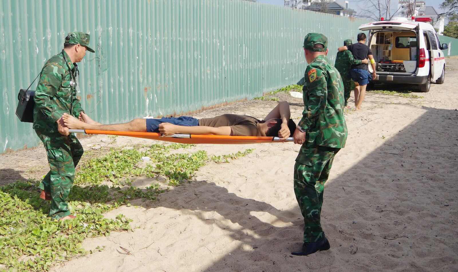 Thuyền viên bị nạn được cứu vớt và nhanh chóng đưa vào bờ an toàn. Ảnh: Biên phòng Lâm Đồng