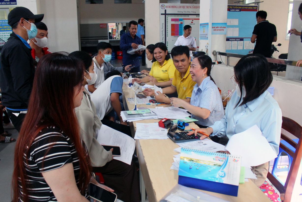 Nhân viên Trung tâm Dịch vụ việc làm tỉnh Đồng Tháp niềm nở tiếp đón, hướng dẫn lao động. Ảnh: Thanh Mai