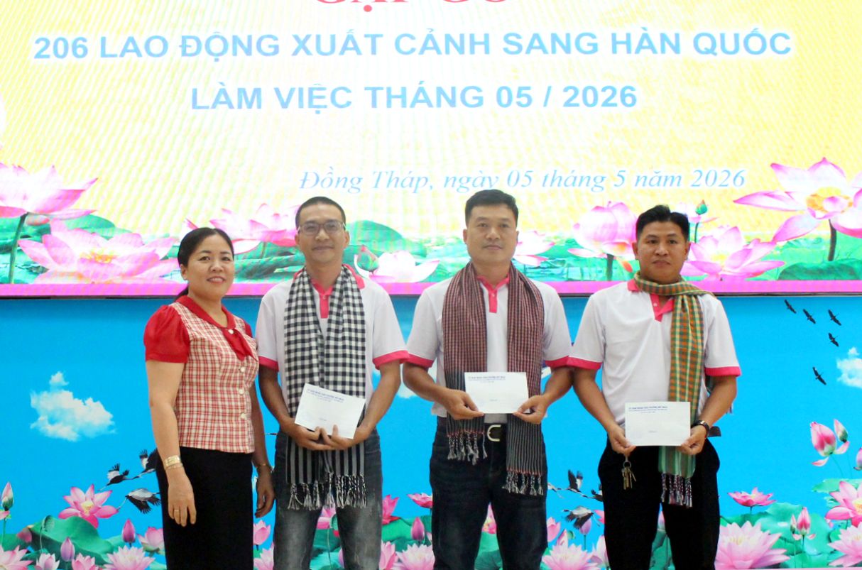 Đại diện lãnh đạo phường Mỹ Ngãi tặng quà cho lao động địa phương trước giờ sang Hàn Quốc làm việc thời vụ. Ảnh: Thanh Mai