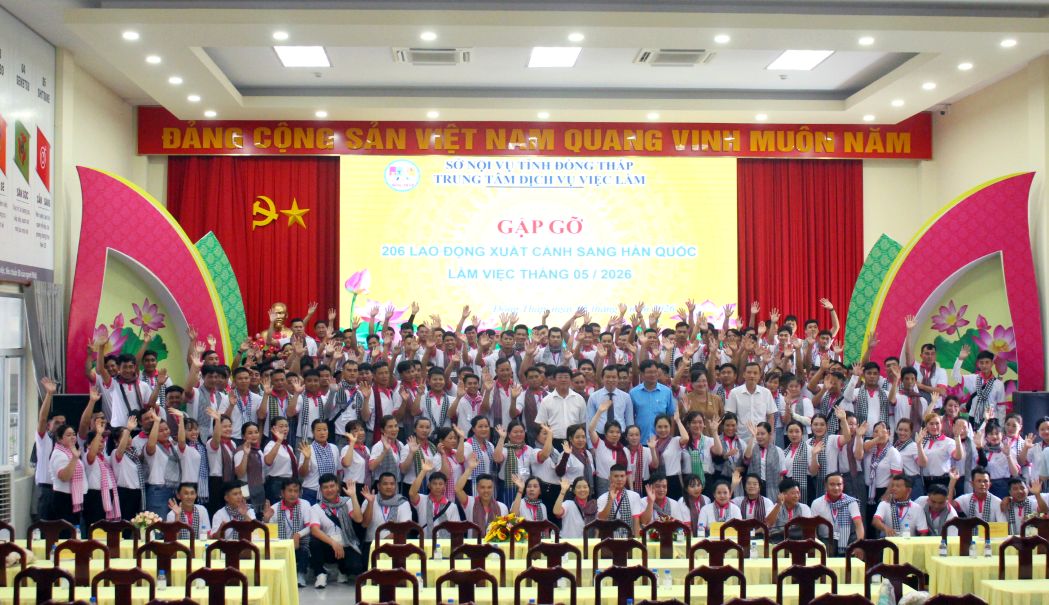 Quang cảnh buổi lễ tiễn lao động tỉnh Đồng Tháp sang Hàn Quốc làm việc thời vụ. Ảnh: Thanh Mai