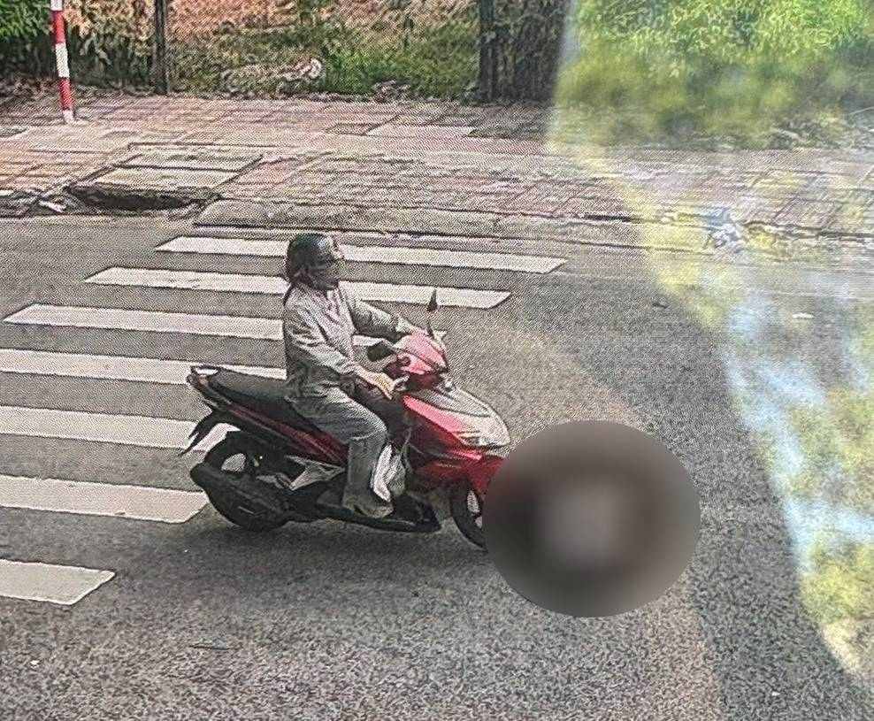 The woman leaves the scene of the accident in Phu Giao commune, Ho Chi Minh City. Photo: Phu Giao Commune Police