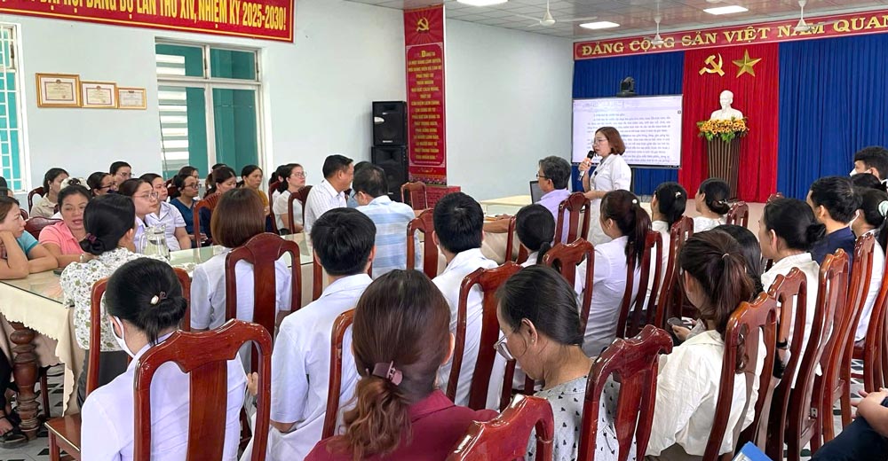 Le syndicat de base du Centre médical régional de Duy Xuyên (relevant du syndicat de la commune de Nam Phước) a coordonné l'organisation d'une formation sur le contrôle des infections et la gestion des déchets médicaux pour près de 100 cadres, employés et travailleurs. Photo: Syndicat de Nam Phước