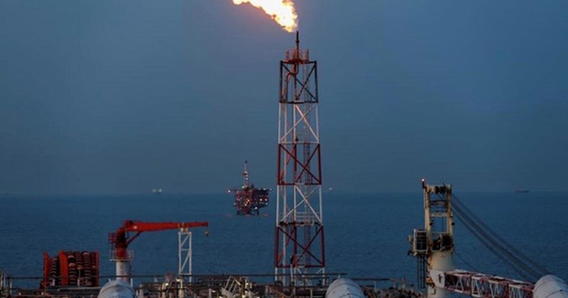 Giá dầu thế giới lao dốc khi eo biển Hormuz mở cửa trở lại