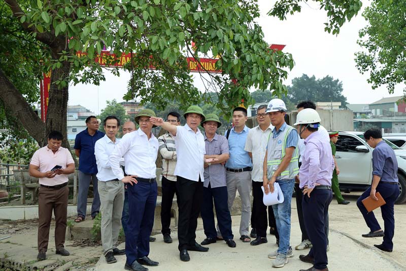 Leaders of Xuan Mai commune (Hanoi) and related units inspect the National Highway 6 expansion project and the Dong Cham - Dong Vai resettlement project. Photo: Hoang Tinh