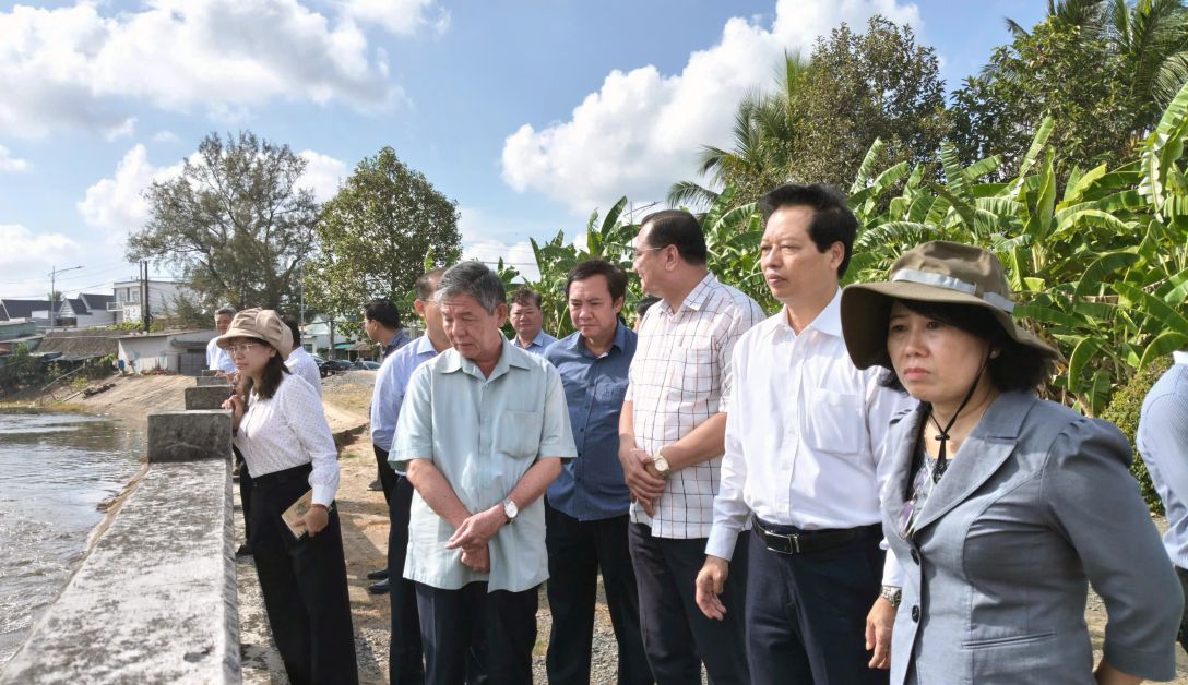 Bí thư Tỉnh ủy Đồng Tháp Ngô Chí Cường yêu cầu khẩn trương cung cấp nguồn nước ngọt cho vùng ngọt hóa Gò Công ứng phó nguy cơ thiếu nước mùa khô và phục vụ phát triển khu vực phía Đông. Ảnh: Phước Lộc