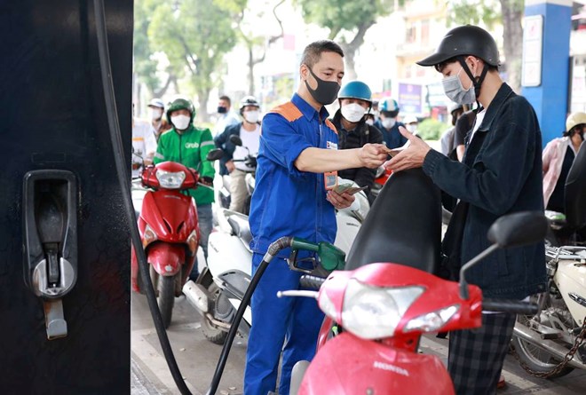 In this afternoon's gasoline and oil price adjustment period, diesel oil prices decreased by 678 VND/liter. Photo: Hai Nguyen