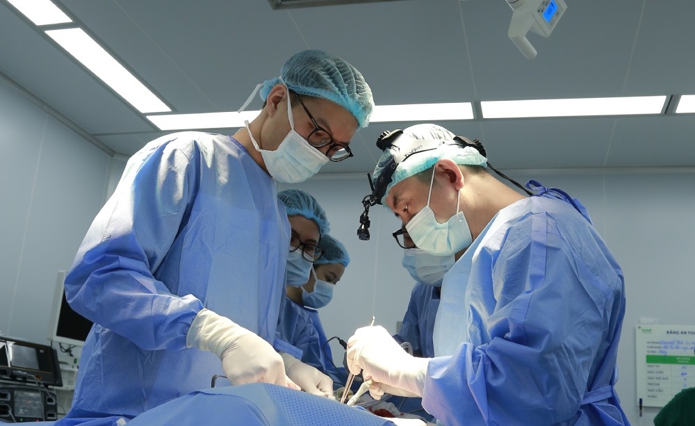 Doctors operate on a patient who had his lip bitten off after a conflict. Photo: BVCC