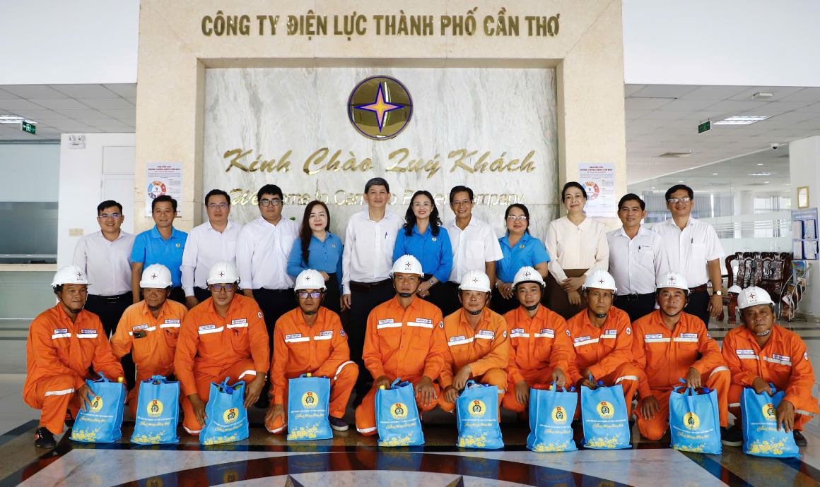 Lãnh đạo LĐLĐ TP Cần Thơ cùng đại diện Công ty Điện lực TP Cần Thơ chụp ảnh cùng công nhân. Ảnh: Công ty Điện lực TP Cần Thơ