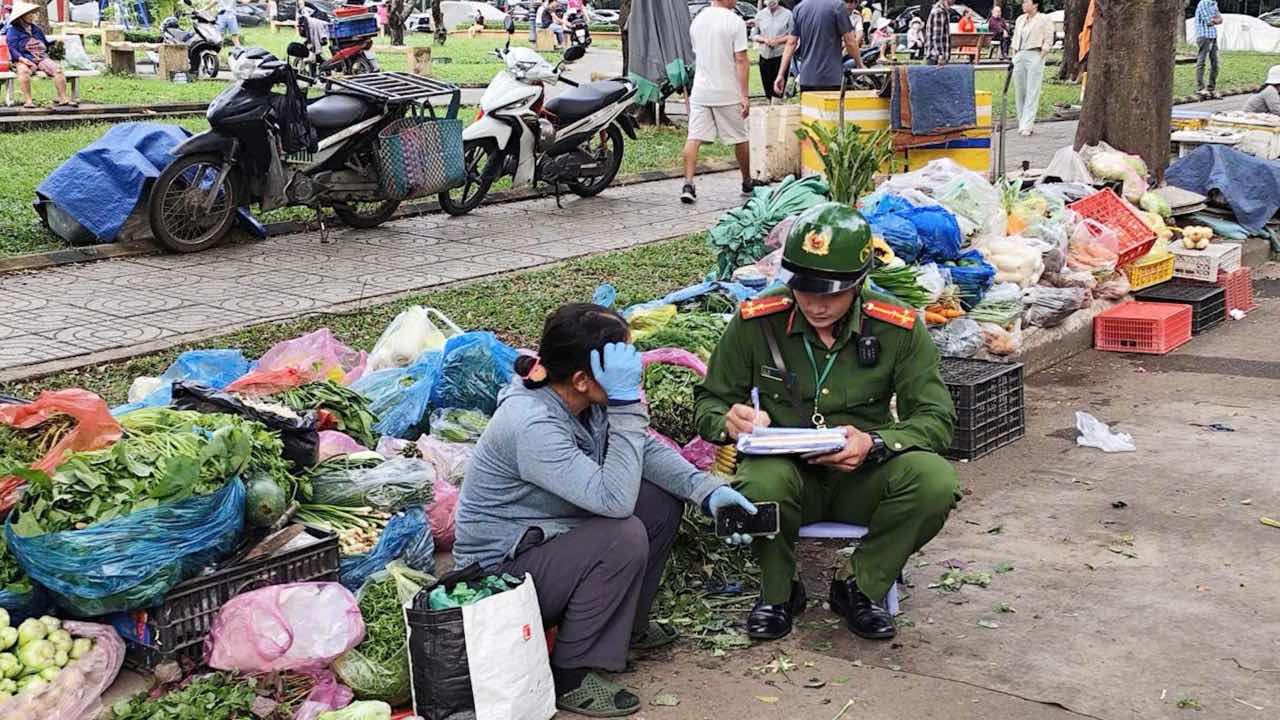タイタインマンション(ホーチミン市)での不法占拠取引を取り締まる当局。写真:ミン・タム