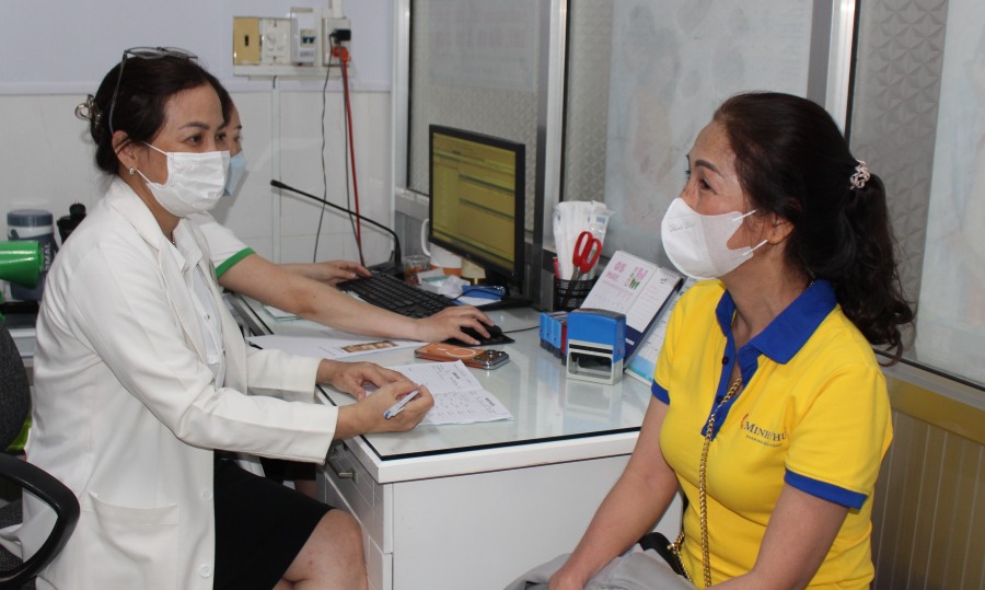 Các nữ đoàn viên, lao động nữ được bác sĩ thăm khám, tư vấn chăm sóc sức khỏe. Ảnh: Thiệu Vũ