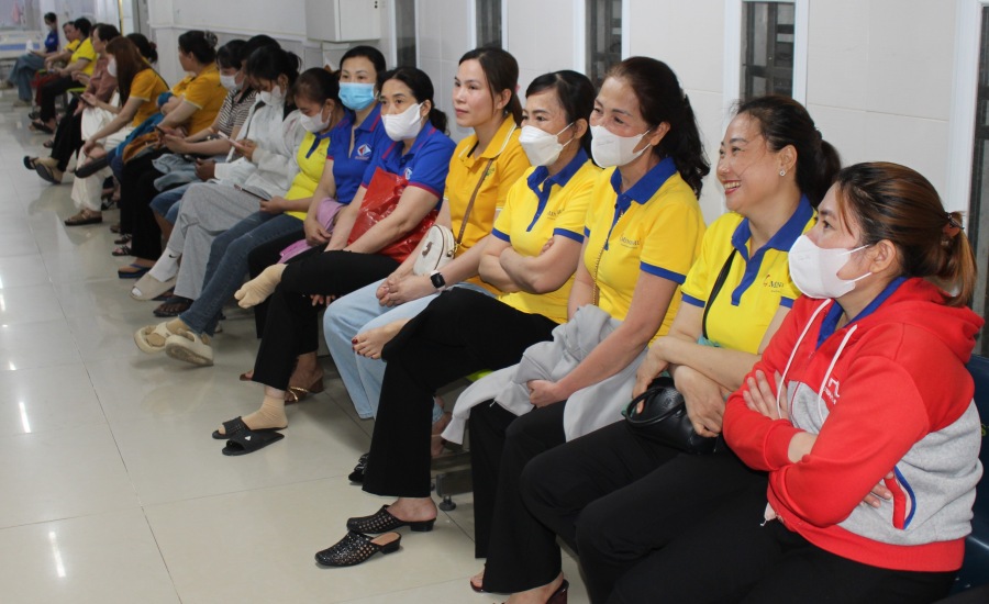 100 đoàn viên, lao động nữ có hoàn cảnh khó khăn ở Cà Mau được khám sức khoẻ miễn phí. Ảnh: Thiệu Vũ