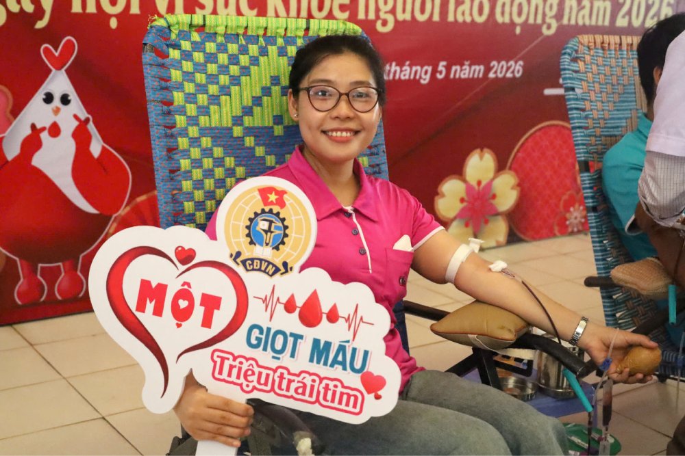 Union members, workers, and laborers participate in the 2026 Voluntary Blood Donation Day. Photo: An Giang Labor Federation