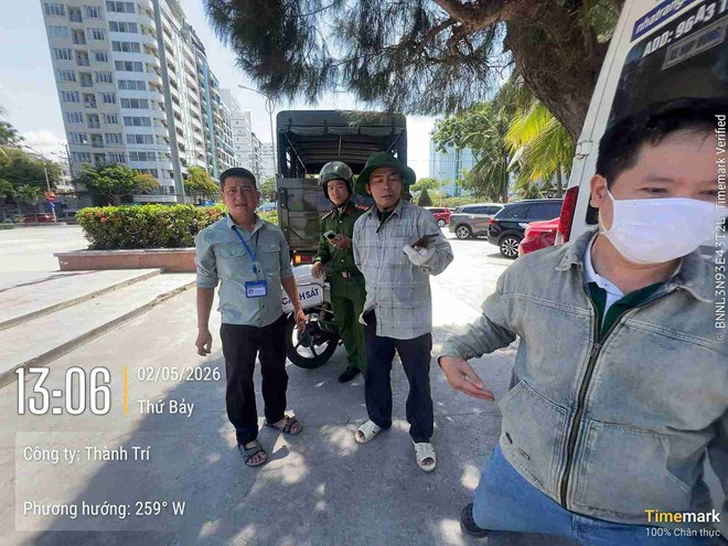 Người bán kem dạo bị xử phạt sau phản ánh bán kem giá cao cho du khách nước ngoài. Ảnh: Hữu Long
