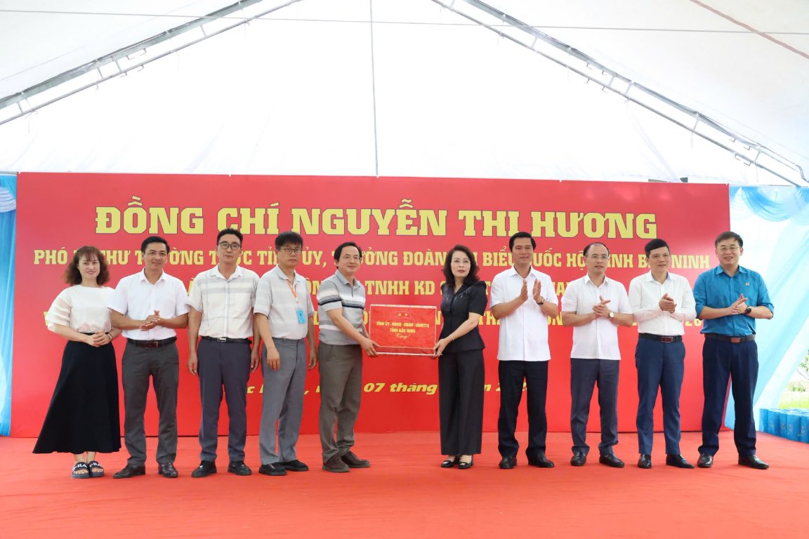 Bà Nguyễn Thị Hương - Phó Bí thư Thường trực Tỉnh ủy, Trưởng Đoàn Đại biểu Quốc hội tỉnh Bắc Ninh - trao quà tới đại diện doanh nghiệp. Ảnh: Quyết Chiến