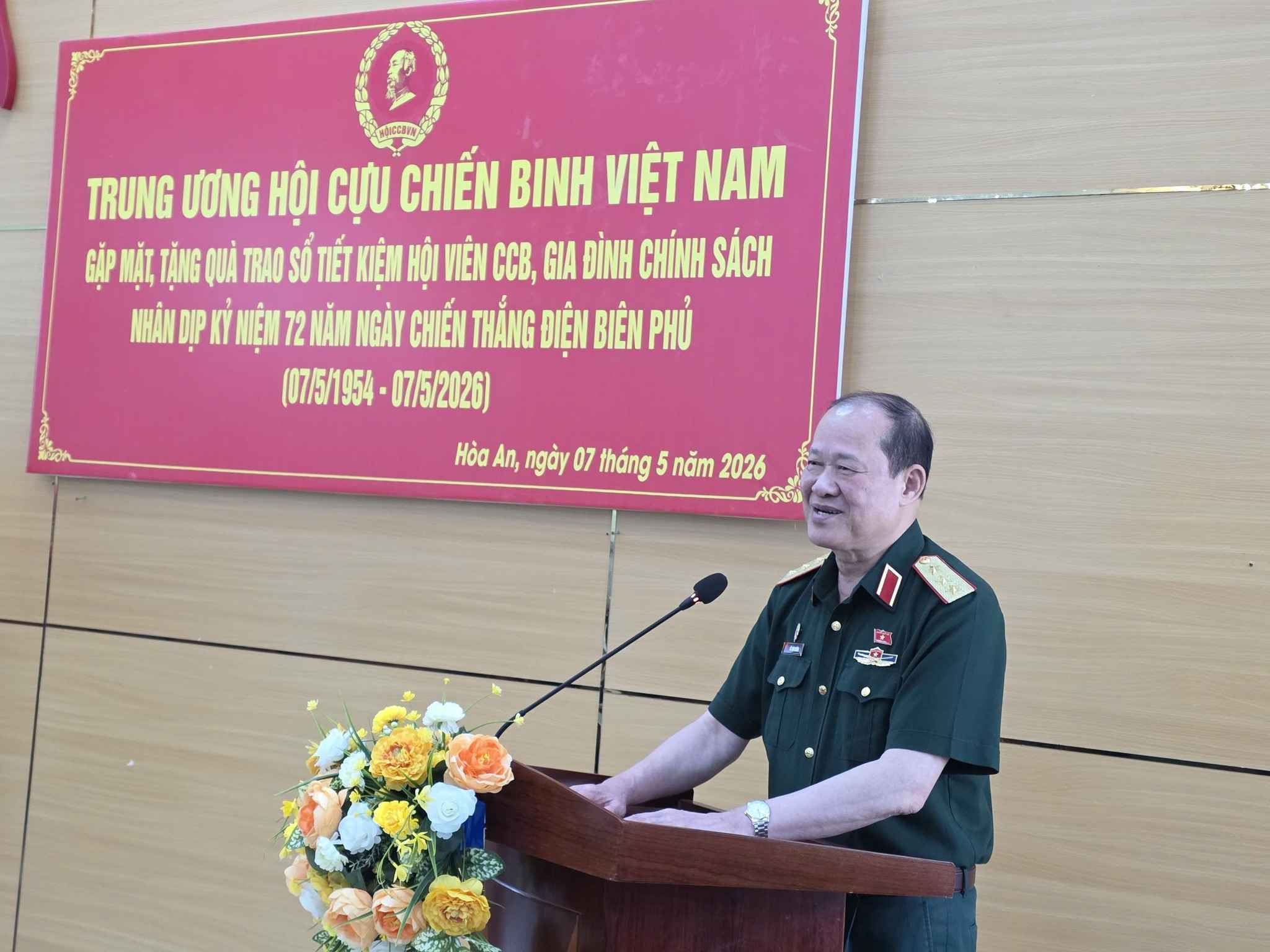 Thượng tướng Bế Xuân Trường - Phó Chủ tịch Ủy ban Trung ương MTTQ Việt Nam, Chủ tịch Hội Cựu chiến binh Việt Nam phát biểu tại chương trình trao quà cho các gia đình chính sách. Ảnh: Xã Hòa An