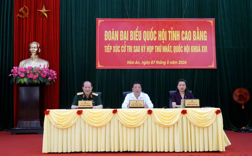 Đoàn đại biểu Quốc hội tỉnh tiếp xúc cử tri tại xã Hòa An. Ảnh: Diệu Linh