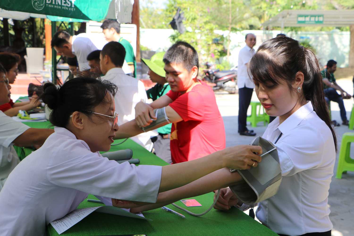The humanitarian blood donation movement is increasingly attracting a large number of union members and workers in Khanh Hoa to participate, contributing to spreading the spirit of sharing and social responsibility. Photo: Phuong Linh