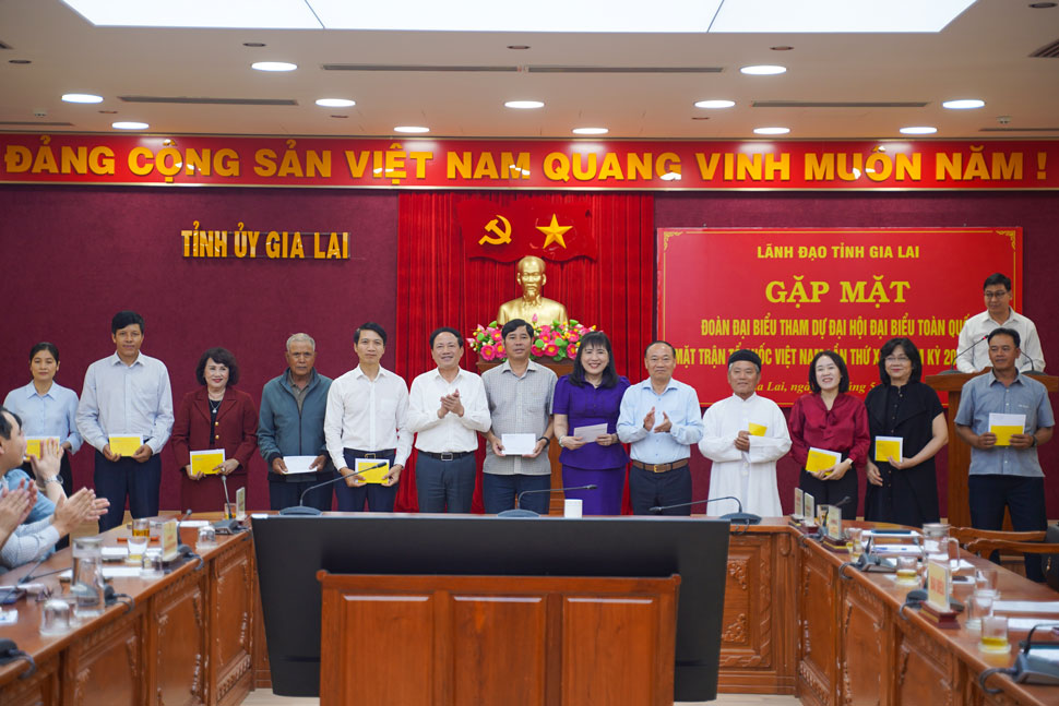 The Standing Committee of Gia Lai Provincial Party Committee meets with the delegation of the Vietnam Fatherland Front Committee of the province before leaving to attend the Congress. Photo: Hoai Phuong
