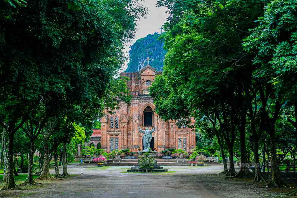 Chau Son Monastery (Ninh Binh) has an ancient beauty with red brick walls, high sharp arches and Western Gothic-style glass windows. Photo: Lam Hang