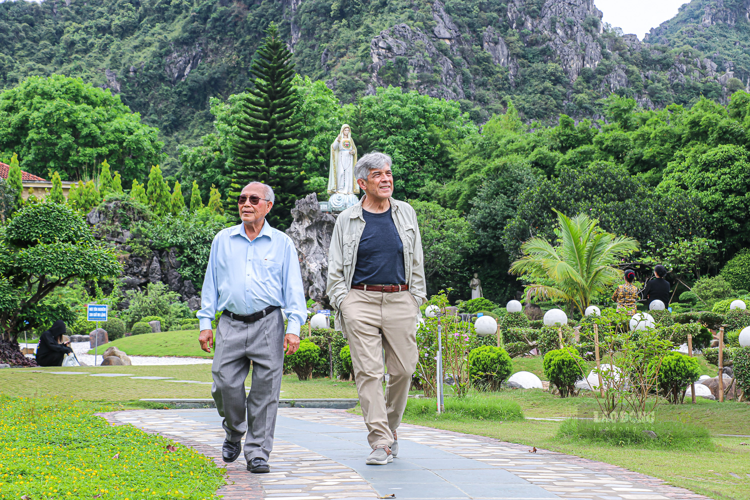 Ông Đào Duy Đạt (54 tuổi, Đà Nẵng) đưa người bạn đến từ Tây Ban Nha tham quan Đan viện Châu Sơn. Ông chia sẻ: “Bạn tôi từng đi nhiều nhà thờ ở châu Âu nhưng khi đến đây vẫn rất thích thú. Không gian ở đan viện yên tĩnh, cổ kính và có cảm giác rất gần gũi, khác với sự đông đúc ở nhiều điểm du lịch khác”. Ảnh: Lâm Hằng