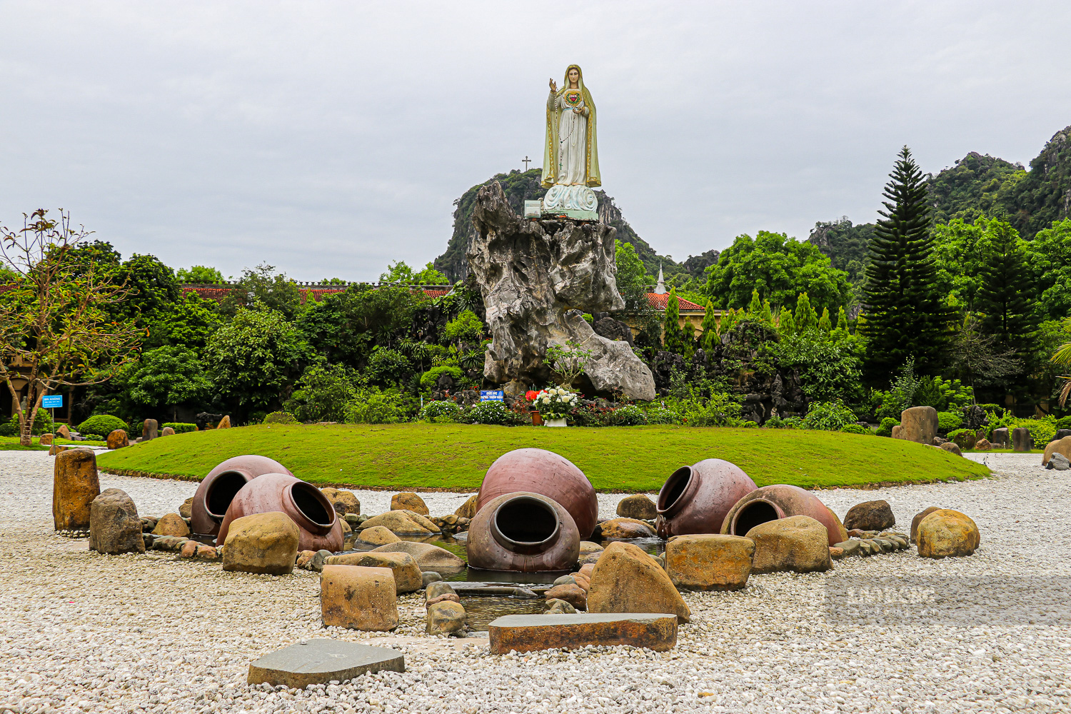 Năm 2011, nhân dịp kỷ niệm 50 năm tượng Đức Mẹ được đặt tại đây, đan viện xây dựng khu vườn Fatima với nhiều tiểu cảnh và không gian cầu nguyện ngoài trời. Dưới chân tượng là chum nước mang ý nghĩa biểu tượng cho sự đầy đủ, bình an và tình yêu thương. Ảnh: Lâm Hằng.