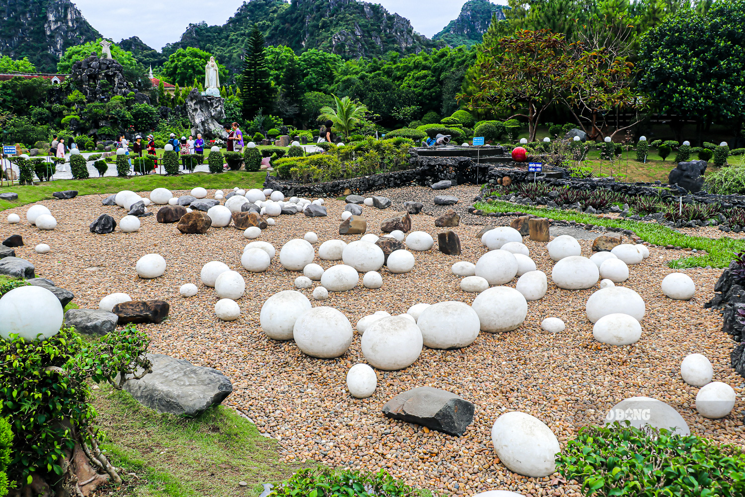 Một điểm nhấn khác là khu vườn với 100 viên đá hình quả trứng, tượng trưng cho truyền thuyết “trăm trứng nở trăm con”, gợi nhắc về nguồn cội của người Việt. Ảnh: Lâm Hằng.