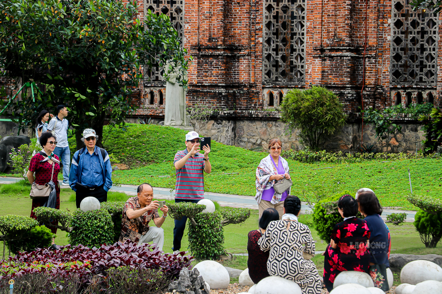 Những năm gần đây, Đan viện Thánh mẫu Châu Sơn trở thành điểm đến được nhiều du khách trong và ngoài nước quan tâm. Dù vậy, nơi đây vẫn giữ nếp sinh hoạt tôn giáo nghiêm trang với khung giờ mở cửa cố định nhằm đảm bảo không gian tĩnh lặng và đời sống của các đan sĩ. Ảnh: Lâm Hằng