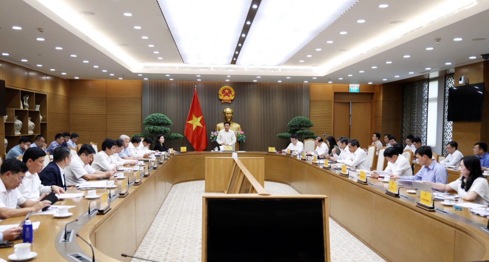 Phó Thủ tướng Nguyễn Văn Thắng chủ trì cuộc họp với sự tham dự của các bộ, ngành, địa phương, doanh nghiệp Nhà nước. Ảnh: VGP/Đức Tuân  
