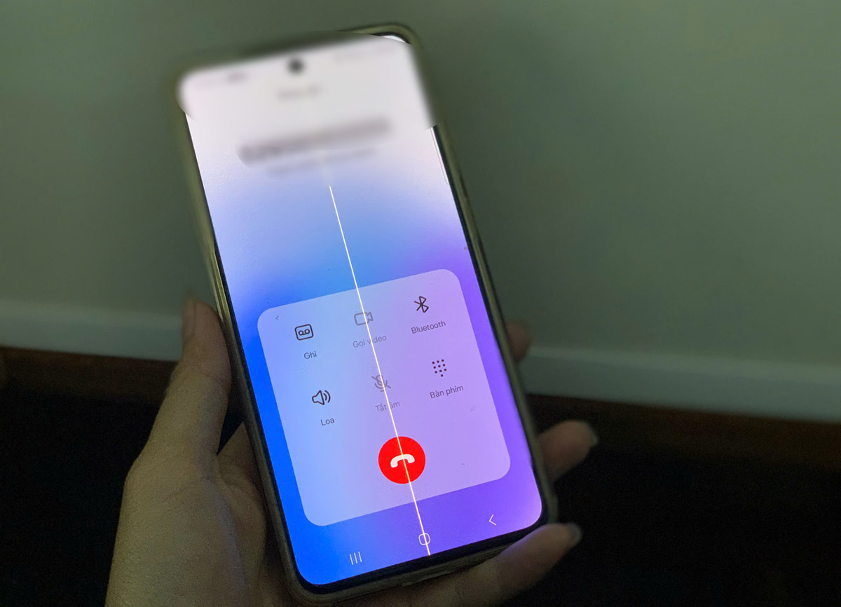 Công an xã Giao Bình, tỉnh Ninh Bình kịp thời ngăn chặn vụ lừa đảo giả danh shipper chiếm đoạt tài sản. Ảnh: Hà Vi
