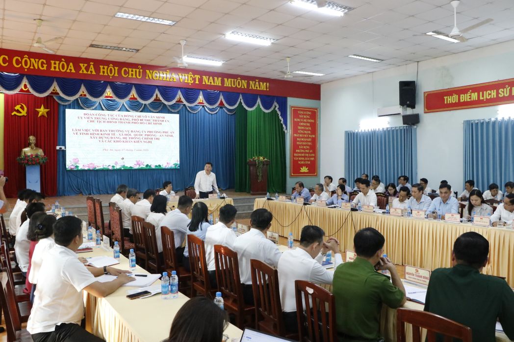 Chương trình làm việc tháo gỡ khó khăn trong triển khai các dự án khu đô thị ở phường Phú An. Ảnh: UBND phường Phú An