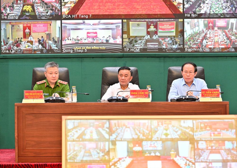 Ủy viên Bộ Chính trị, Thường trực Ban Bí thư Trần Cẩm Tú và các đại biểu chủ trì hội nghị. Ảnh: Đinh Phương 