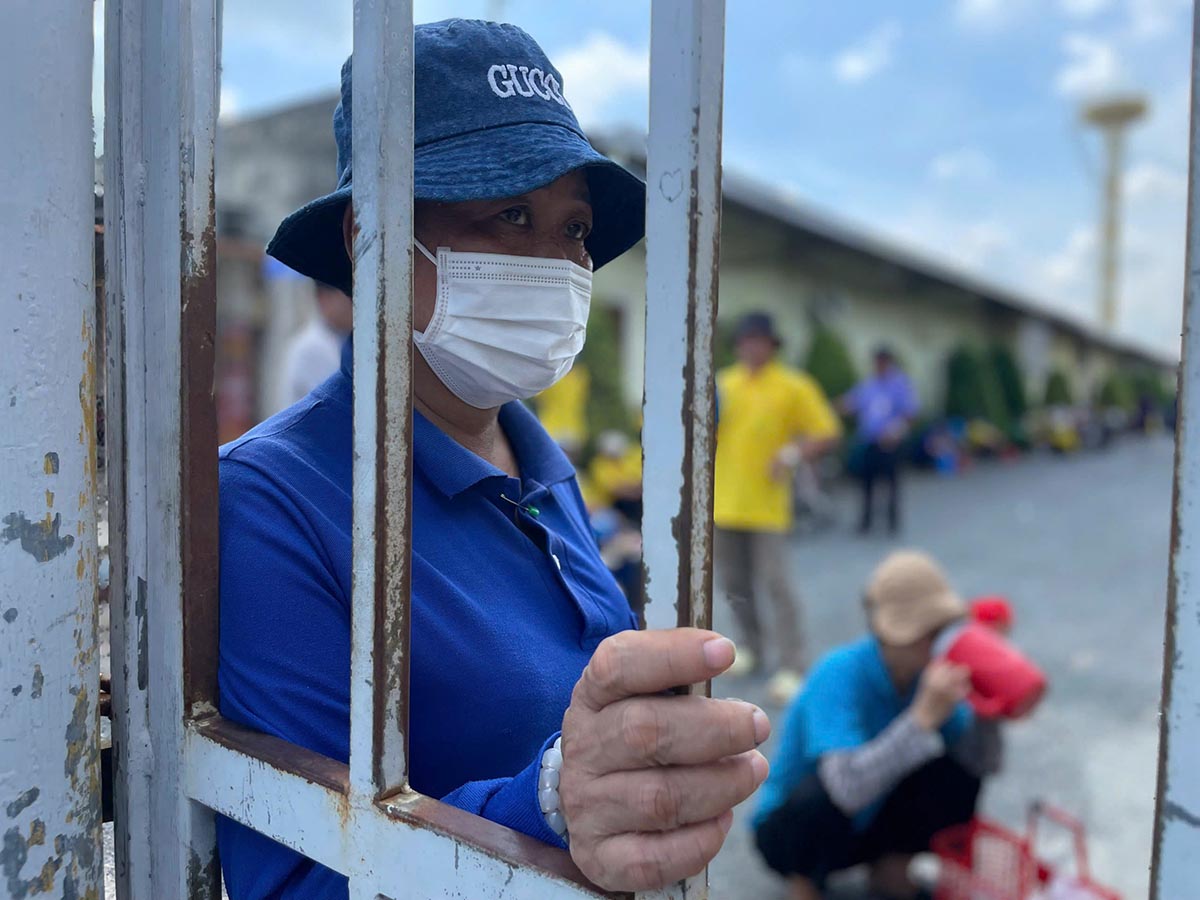 Ho Chi Minh City workers are in trouble because of months of salary arrears, businesses are closed and silent. Photo: Dinh Trong
