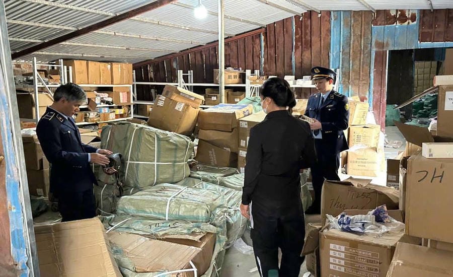 Market Management Team No. 4 searched the warehouse selling goods on TikTok shop and seized many products of unknown origin. Photo: QLTT Quang Ninh