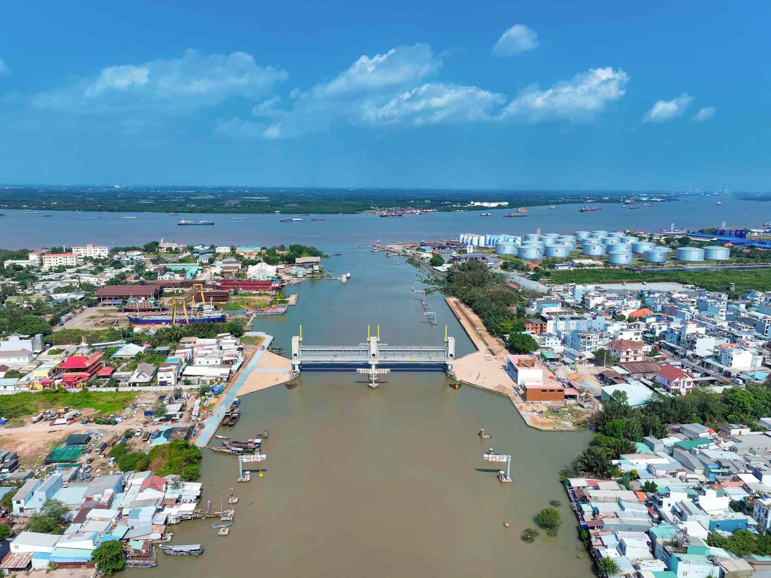 Cống ngăn triều Phú Xuân. 
