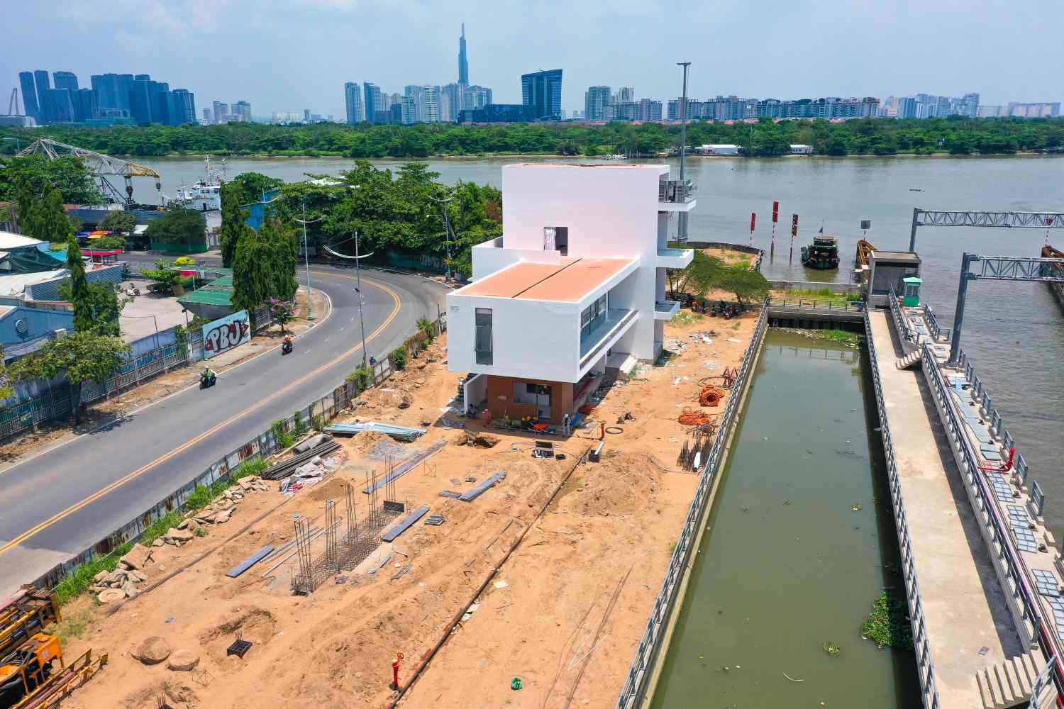 Cống ngăn triều Tân Thuận.  