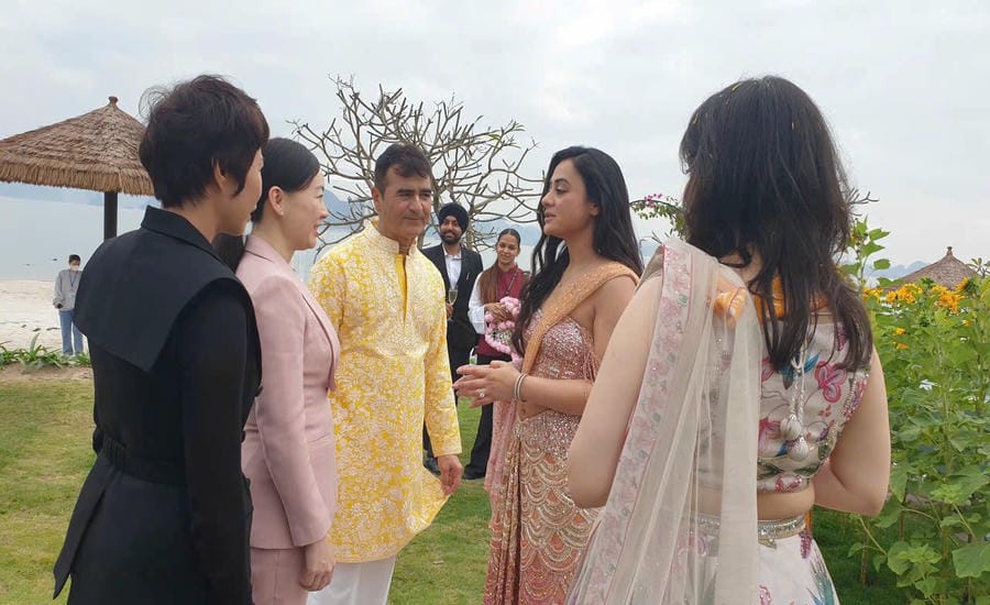 Leaders of Quang Ninh Department of Culture, Sports and Tourism talk with representatives of the family of the Indian billionaire couple at the wedding held in Vinpearl Ha Long in February 2026. Photo: Nguyen Hung