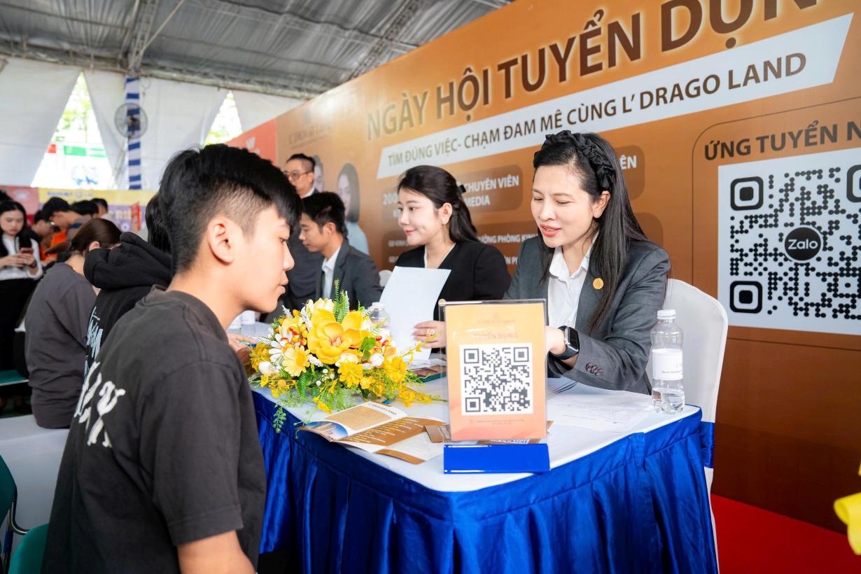 Students participate in interviews at job fair. Photo: Anh Tu