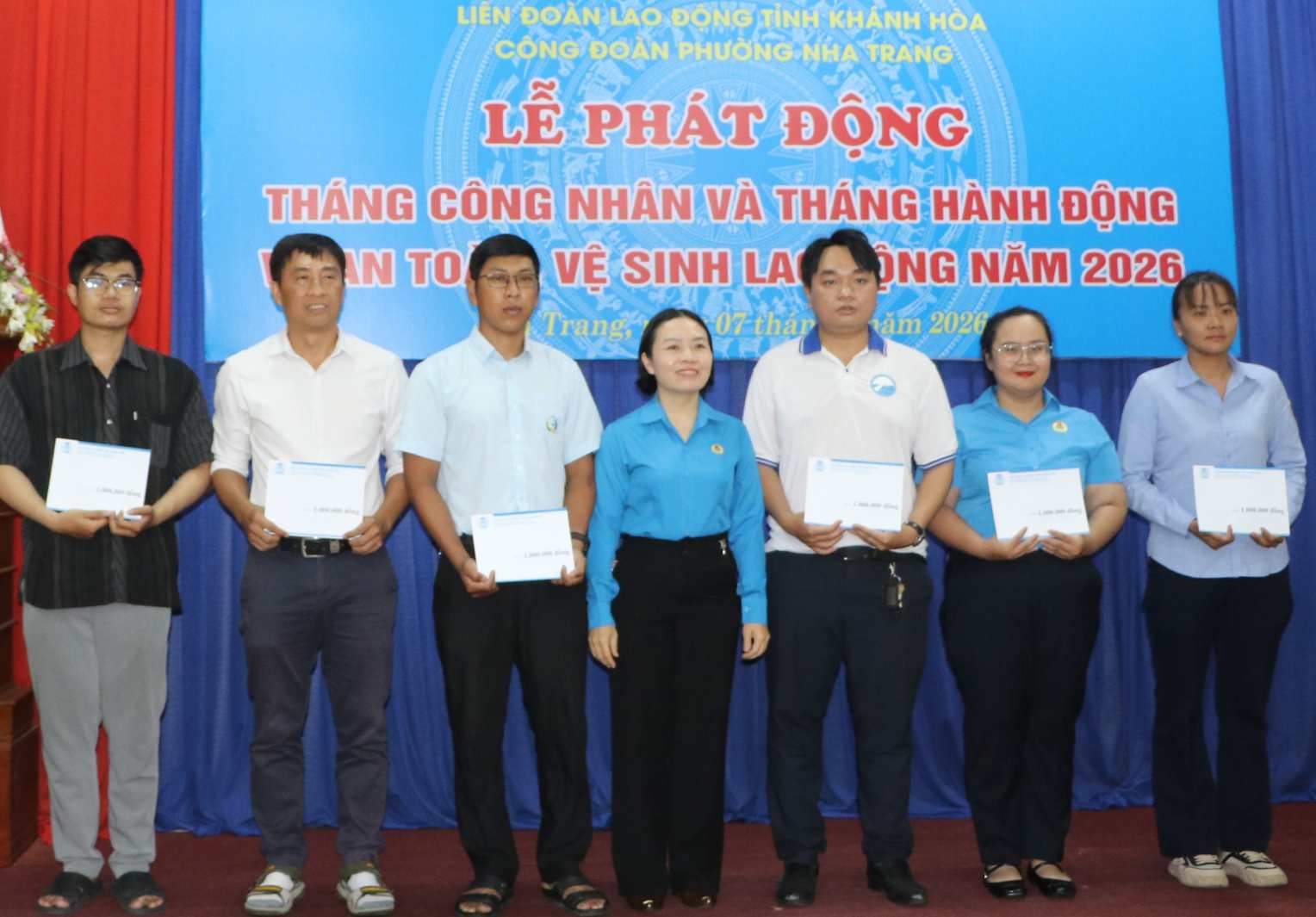 Công đoàn phường Nha Trang trao hỗ trợ đoàn viên khó khăn. Ảnh: Phương Linh