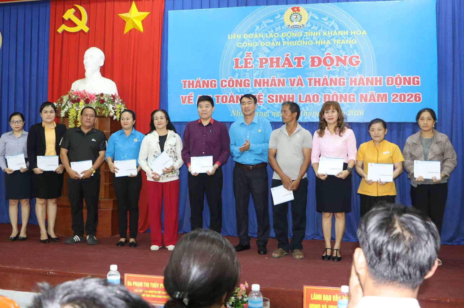 Mr. Nguyen Huu Hoa - Vice Chairman of Khanh Hoa Provincial Labor Federation presents gifts to support union members in difficult circumstances. Photo: Phuong Linh