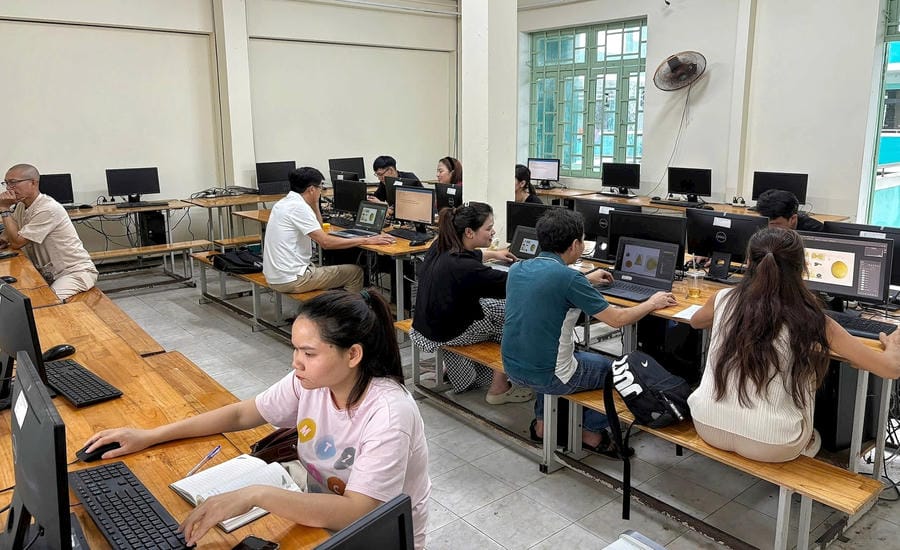 Employees receiving unemployment insurance learn digital graphics professions taught by Da Nang College. Photo: Lam Phuong