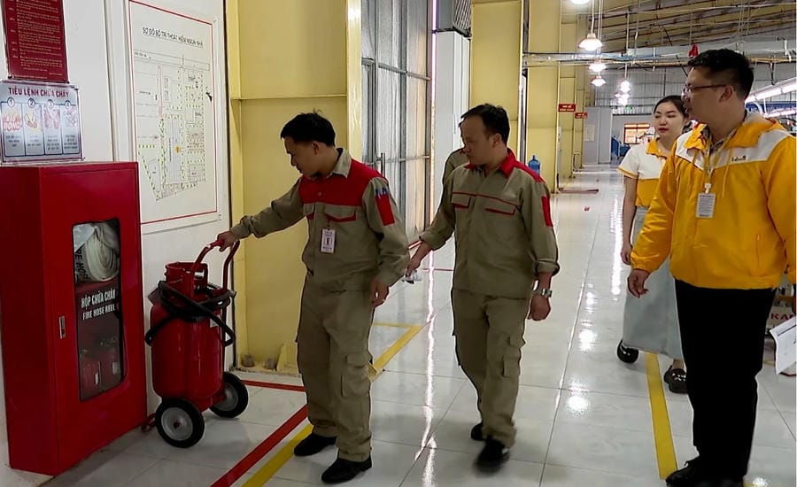 Fire prevention and fighting inspection work is always carried out regularly by Babeeni Vietnam Co., Ltd., Lao Cai branch to ensure absolute safety for workers and production activities. Photo: Doan Men
