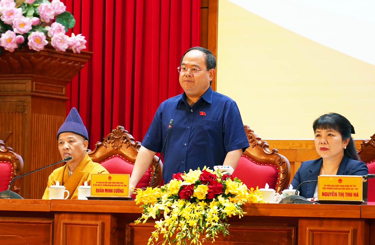 Mr. Quan Minh Cuong, Member of the Party Central Committee, Secretary of the Provincial Party Committee, Head of the Quang Ninh Provincial National Assembly Delegation, speaking at the voter meeting. Photo: Doan Hung