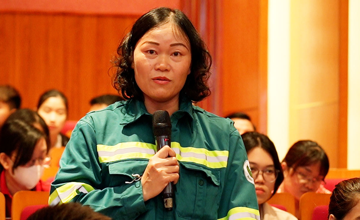Cử tri Vũ Mỹ Linh, Công ty Cổ phần đầu tư và phát triển môi trường đô thị Quảng Ninh phát biểu ý kiến, kiến nghị tại buổi tiếp xúc cử tri. Ảnh: Đoàn Hưng