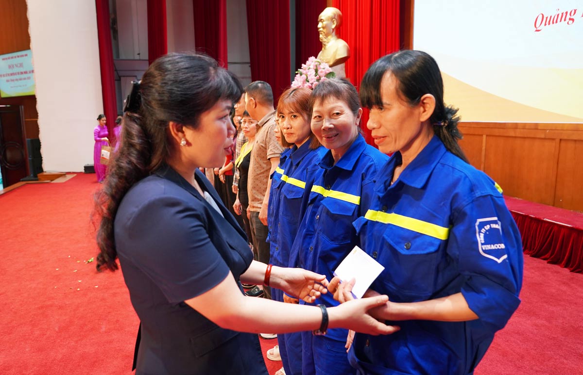 Bà Nguyễn Thị Thu Hà, Phó Trưởng đoàn chuyên trách Đoàn ĐBQH tỉnh Quảng Ninh, trao quà cho người lao động. Ảnh: Đoàn Hưng