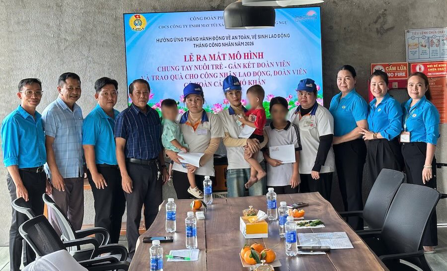 An Binh Ward Trade Union (Dong Thap province) in coordination with grassroots trade unions launched the model "Joining hands to raise children - Connecting union members" to care for the lives of union members, workers with young children and difficult circumstances. Photo: My Hoa
