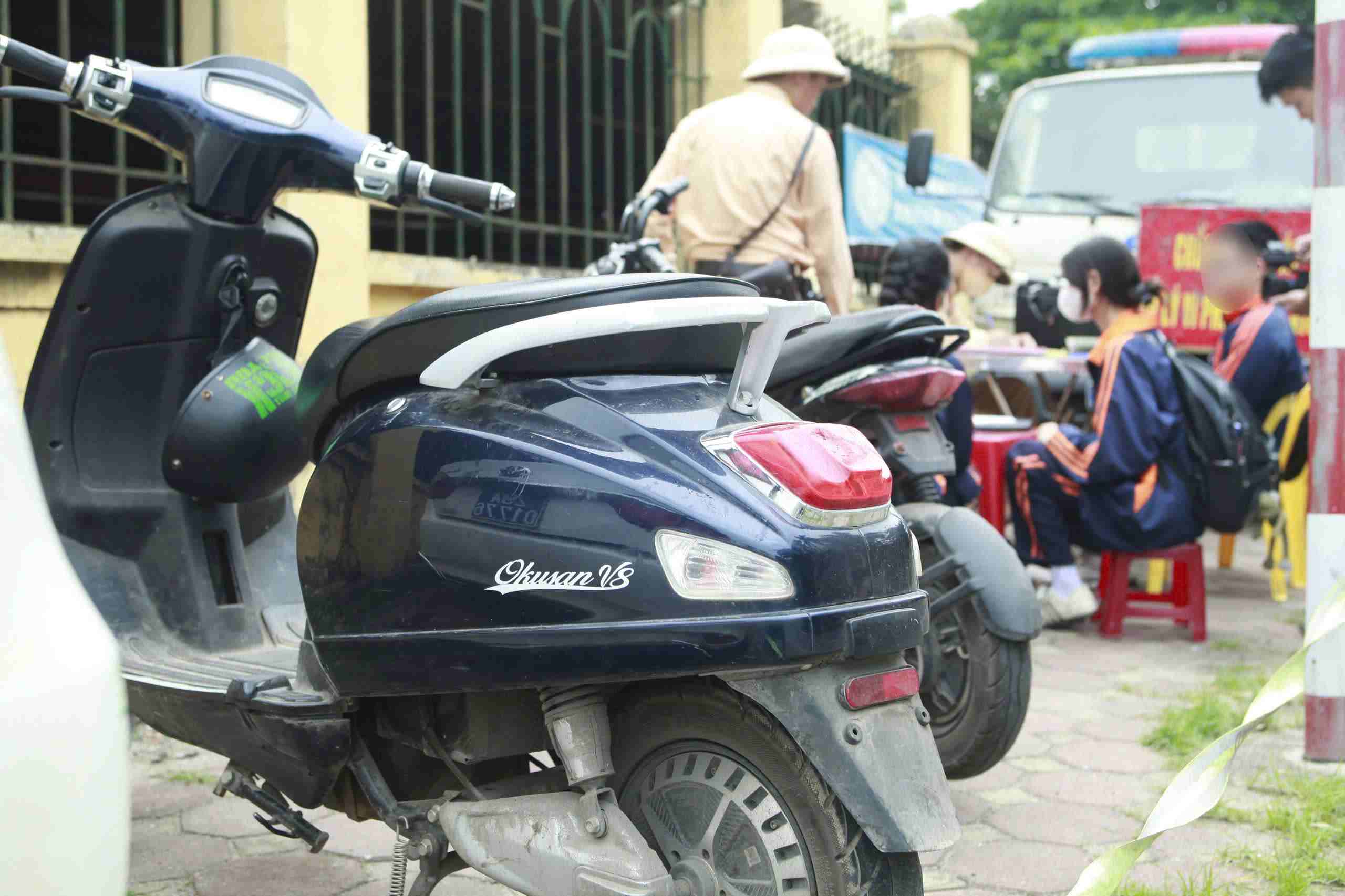 Tổ công tác Đội CSGT đường bộ số 9 tăng cường kiểm tra khu vực cổng trường. Ảnh: Thanh Lam